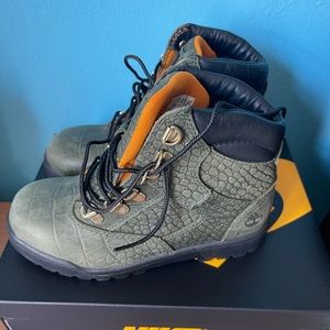 Boys Timberlands 💚💚💚